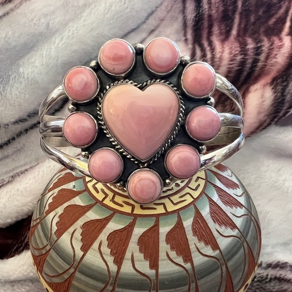 ❤️ Queen Pink Conch Cluster Heart Sterling Statement Navajo Ethnic Cuff 40.1gm - Picture 1 of 13